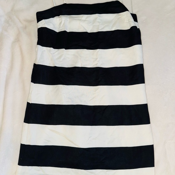 CeCe Dresses & Skirts - CeCe Striped Black & White Sleeveless Dress Size 8 – Chic Knee-Length Style